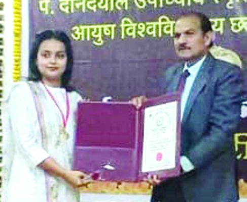 डॉ. सोनाली  को होम्योपैथी  में गोल्ड मेडल