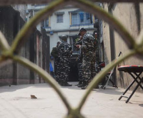 लोकायुक्त पुलिस ने पूरे राज्य में कर्नाटक के बाबुओं पर मारे छापे