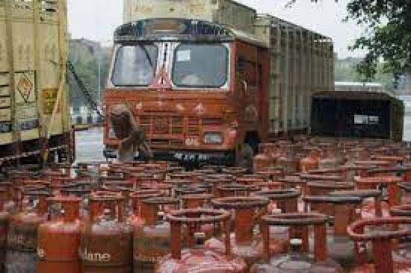 पूर्वोत्तर के एलपीजी ट्रांसपोर्टर ने सरकार की एस्मा लागू करने की चेतावनी के बाद हड़ताल वापस ली