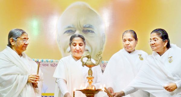  रिफ्रेशर कोर्स कराने रूस से सन्तोष दीदी रायपुर पहुंचीं