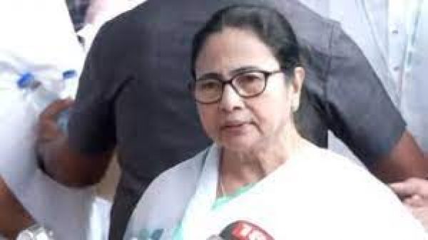 पश्चिम बंगाल के ‘बकाया’ को लेकर ममता बनर्जी रातभर केंद्र के खिलाफ धरनास्थल पर रहीं