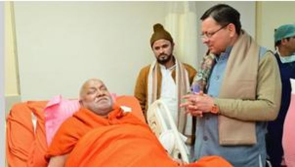 देहरादून : मुख्यमंत्री धामी ने जगतगुरु रामभद्राचार्य का हालचाल जाना