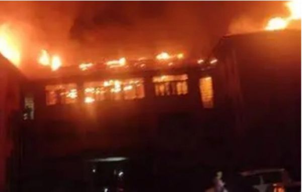 जम्मू-कश्मीर के रामबन में आग लगने से सब्जी की दर्जनों दुकानें खाक