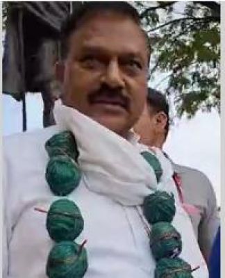 कांग्रेस विधायक सुतली बम की माला पहनकर पहुंचे मध्य प्रदेश विधानसभा