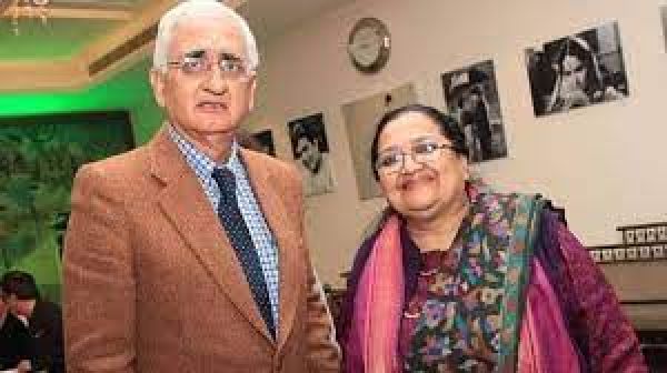 पूर्व विदेश मंत्री सलमान खुर्शीद की पत्नी समेत दो लोगों के खिलाफ गिरफ्तारी वारंट जारी