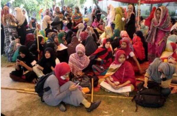 राजनीतिक दलोंं ने की पाकिस्तान में मोबाइल सेवाओं के निलंबन की निंदा