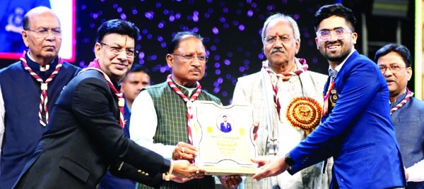 सर्वश्रेष्ठ मैक विद्यार्थी मनीषा और गौरव का मुख्यमंत्री और शिक्षा मंत्री ने किया उत्सावर्धन
