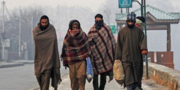 कश्मीर में कड़ाके की ठंड जारी, जम्मू में तापमान सामान्य से नीचे