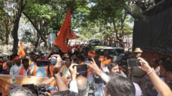 कर्नाटक: हनुमान ध्वज हटाने के विरोध में हिंदू संगठनों ने किया विरोध प्रदर्शन