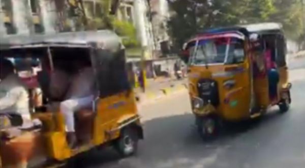 बजट सत्र में भाग लेने के लिए ऑटोरिक्शा में पहुंचे बीआरएस विधायक