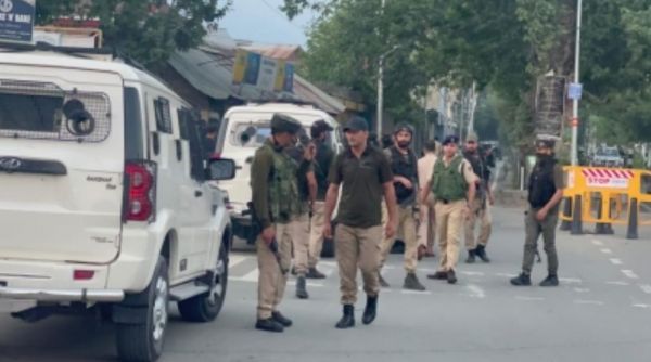 जम्मू-कश्मीर के गांदरबल में पुलिस ने 'जादुई पत्थर' बेचने वालों और खरीदारों को पकड़ा