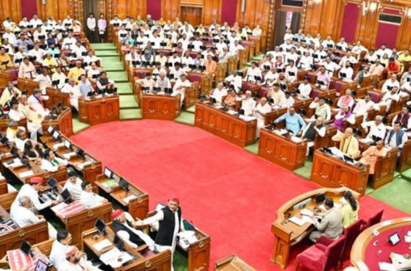 यूपी: लिफ्ट एक्ट पास, हादसों के लिए जिम्मेदारी तय, लिफ्ट ऑपरेटर रखना अनिवार्य