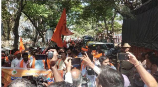 हनुमान की पताका बहाल करें या परिणाम भुगतें: विहिप ने कर्नाटक सरकार को दी चेतावनी
