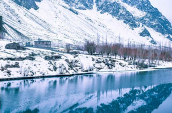 कश्मीर में लगातार पड़ रही कड़ाके की ठंड, कारगिल में माइनस 22.4 डिग्री सेल्सियस तापमान