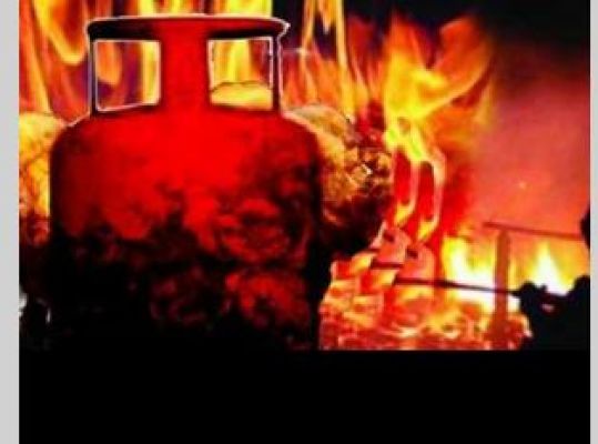 नोएडा में खाना बनाते समय फटा सिलेंडर, 4 घायल, 2 की हालत नाजुक