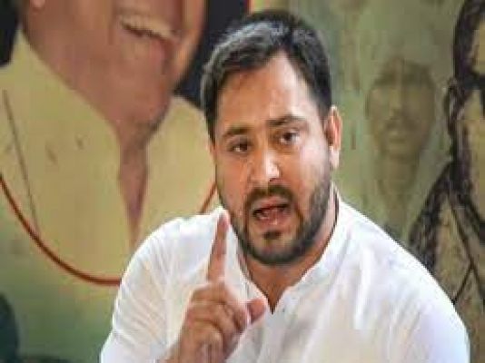 बिहार विस में सत्तारूढ़ राजग विधायकों के साथ बैठे तीन राजद विधायक, तेजस्वी का व्यवस्था पर प्रश्न
