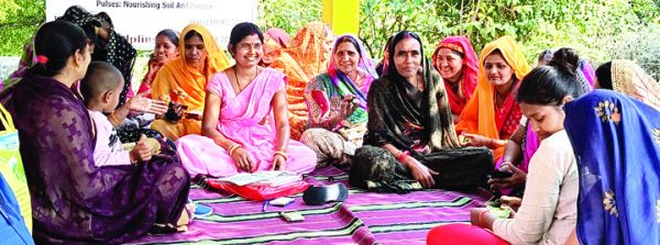 ग्यारह राज्यों में रिलायंस फाउंडेशन बना रहा किसानों को मानव और मृदा स्वास्थ्य जागरूक