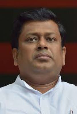 प. बंगाल भाजपा प्रमुख कार के बोनट से गिरने से घायल, अस्पताल ले जाया गया