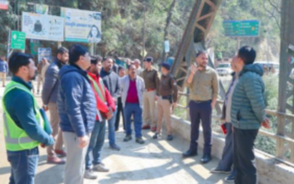 डीएम सौरभ गहरवार ने केदारनाथ राजमार्ग का किया निरीक्षण, समय पर तैयारियां पूरी करने के निर्देश