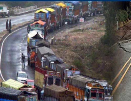 भूस्खलन से श्रीनगर-जम्मू राजमार्ग अवरुद्ध, यातायात रुका