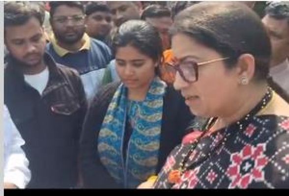 स्मृति ईरानी ने लगाई लेखपाल को फटकार, ग्रामीण को तुरंत दिलाया 'न्याय'
