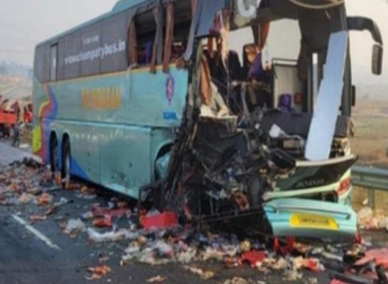 रांची में बस-ट्रक की टक्कर में दो की मौत, दर्जन भर घायल