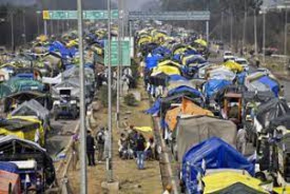 सरकार का प्रस्ताव खारिज करने के एक दिन बाद किसानों ने केंद्र से उनकी मांगें मानने को कहा