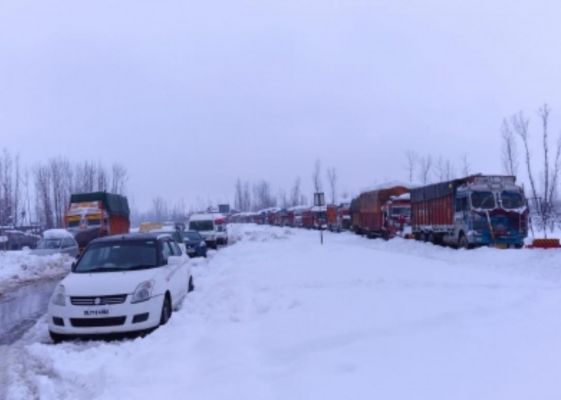 भारी बर्फबारी के कारण कश्मीर के राजमार्ग बंद