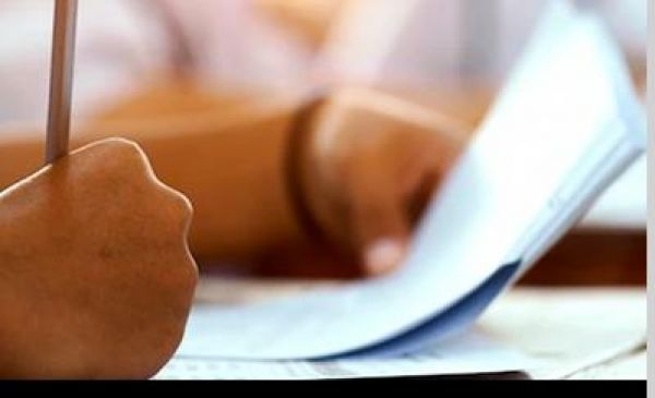 यूपी बोर्ड की परीक्षाएं शुरू, परीक्षार्थियों का फूल बरसाकर स्वागत