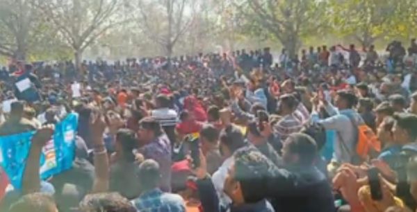 यूपी पुलिस भर्ती पेपर लीक मामले में अभ्‍यर्थियों का लखनऊ में प्रदर्शन