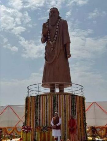 वाराणसी आए प्रधानमंत्री ने संत रविदास की प्रतिमा का अनावरण किया