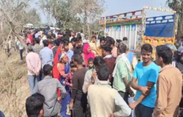 यूपी के कासगंज में ट्रैक्टर ट्राली के तालाब में गिरने से 15 की मौत