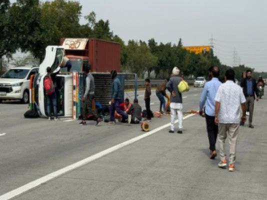 यमुना एक्सप्रेसवे पर ओवरटेक के दौरान हादसा, मैजिक पर सवार दस लोग घायल