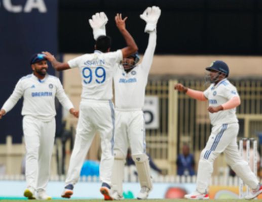 अश्विन के तीन झटकों के बाद कुलदीप को भी मिले दो विकेट