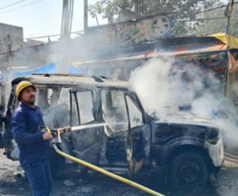 स्कॉर्पियो में लगी आग, चालक ने बाहर कूद कर बचाई जान