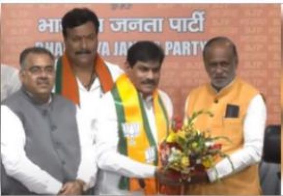 भाजपा में शामिल हुए बीआरएस सांसद बी बी पाटिल