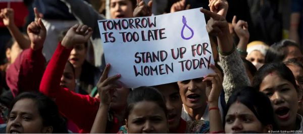 विदेशी से गैंगरेप पर बयान देकर घिरीं महिला आयोग की अध्यक्ष