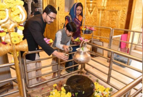 महाशिवरात्रि से पहले मुंबई के बाबुलनाथ मंदिर पहुंचे शो 'अटल' के कलाकार