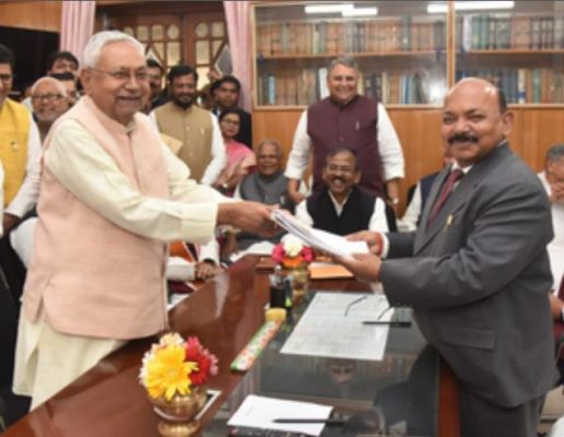 नीतीश ने विधान परिषद चुनाव के लिए भरा पर्चा, एनडीए के नेता रहे मौजूद