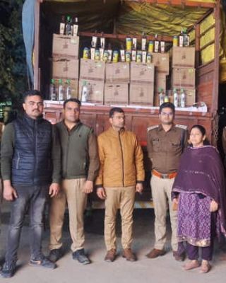 ग्रेटर नोएडा में कैंटर से 35 लाख की शराब जब्त, फरार चालक की तलाश तेज