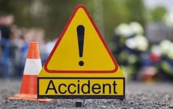 यूपी के जौनपुर में ट्रक ने कार को मारी टक्कर, छह की मौत