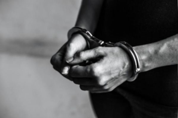 पुलिस मुठभेड़ में ठक-ठक गैंग के दो बदमाश गिरफ्तार, लाखों का माल बरामद