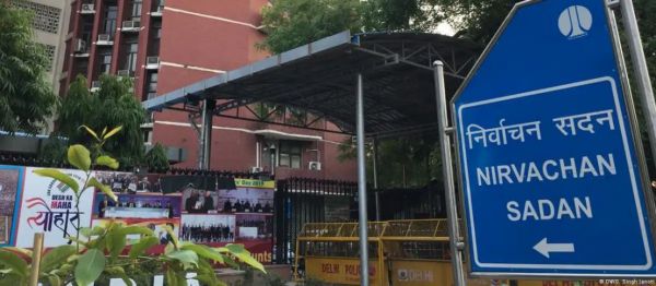 अरुण गोयल के इस्तीफे को लेकर उठते सवाल