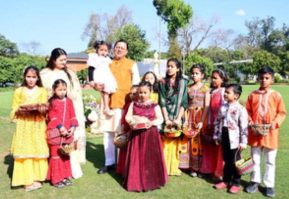 सीएम धामी ने सपरिवार मनाया उत्तराखंड का लोकपर्व फूलदेई, दी शुभकामनाएं