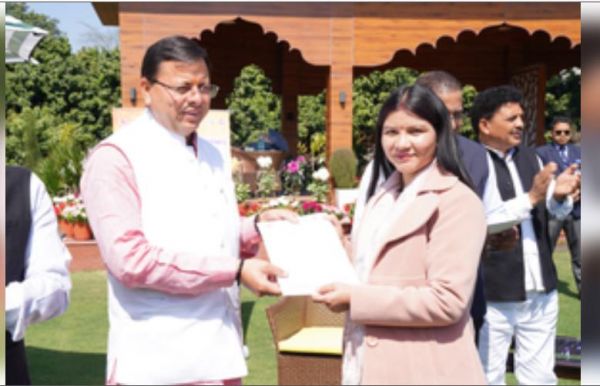 देहरादून : मुख्यमंत्री धामी ने 27 चयनित अभ्यर्थियों को सौंपे नियुक्ति पत्र
