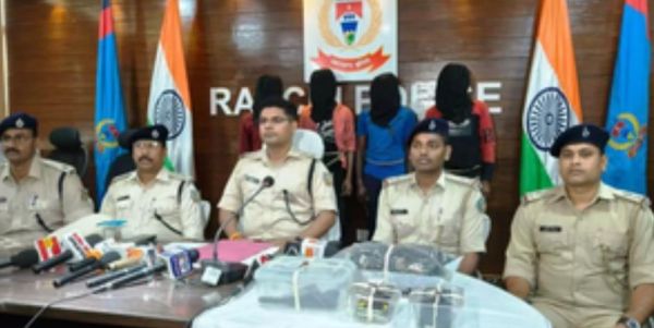 पुलिस की वर्दी में करते थे लूट-डकैती की वारदात, चार गिरफ्तार