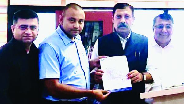 जीएसटी आयुक्त बसंल को बकाया कर, ब्याज एवं शास्ति निपटान पर छग चेम्बर का ज्ञापन