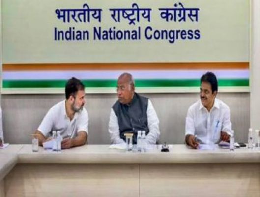 कांग्रेस कार्य समिति ने घोषणा पत्र की मंजूरी के लिए खरगे को अधिकृत किया