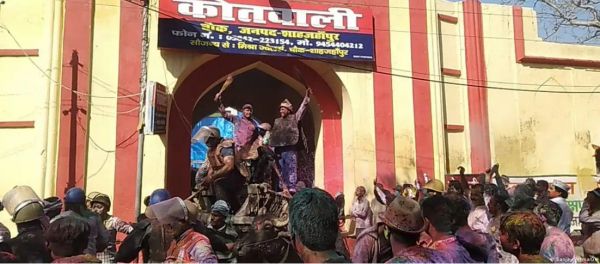 शाहजहांपुर की होली जहां ‘लाट साहब’ पर जूते बरसाए जाते हैं