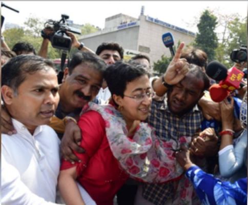 केजरीवाल की गिरफ्तारी का विरोध कर रहे आतिशी, सौरभ भारद्वाज हिरासत में